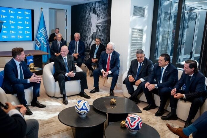 FIFA y Conmebol se reúnen para definir el futuro del Mundial 2030 y su posible ampliación a 64 selecciones
