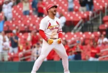La MLB suspende por cuatro juegos al venezolano Wilson Contreras por lanzar su bate a un árbitro