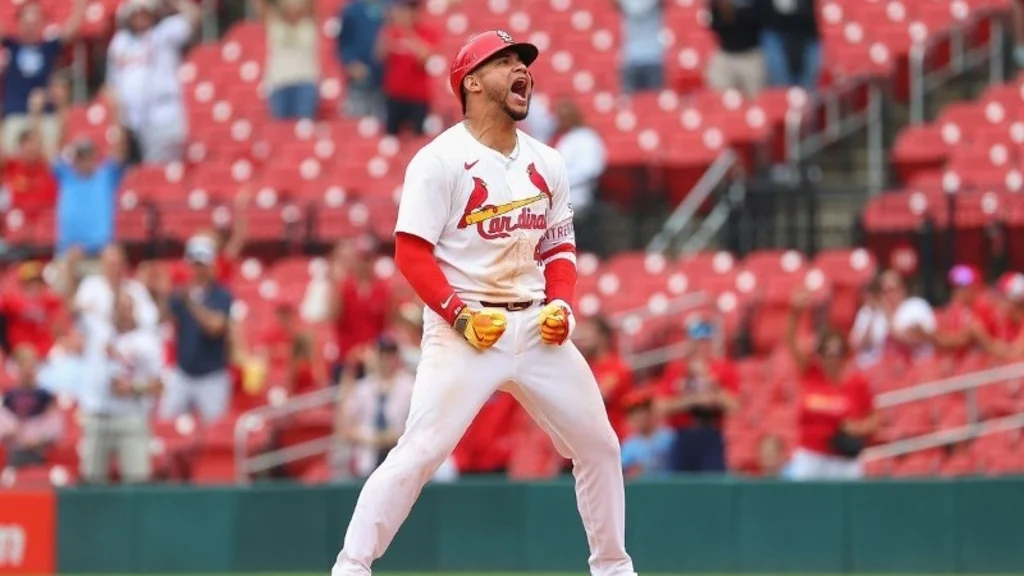 La MLB suspende por cuatro juegos al venezolano Wilson Contreras por lanzar su bate a un árbitro
