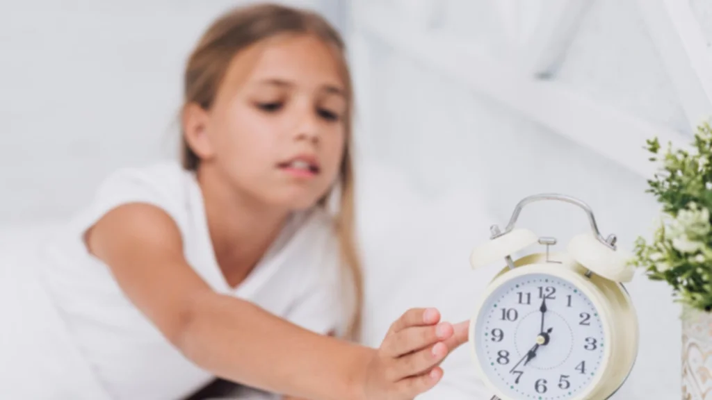 Cómo ayudar a los niños a retomar la rutina de sueño para el regreso a clases.