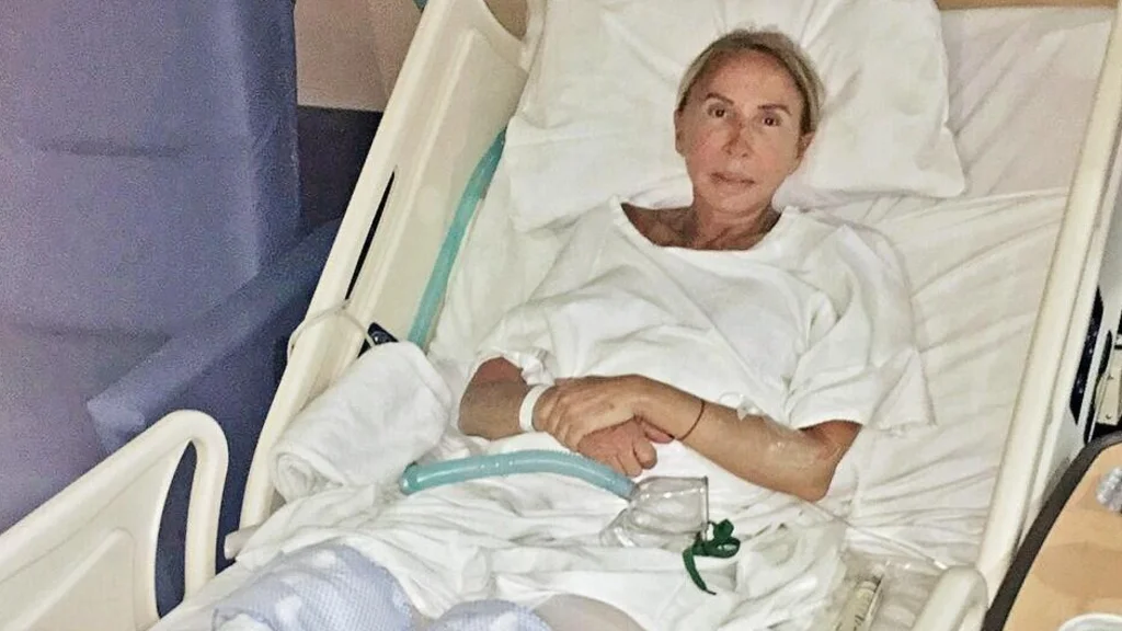 La presentadora Laura Bozzo fue hospitalizada para una operación de rodilla.