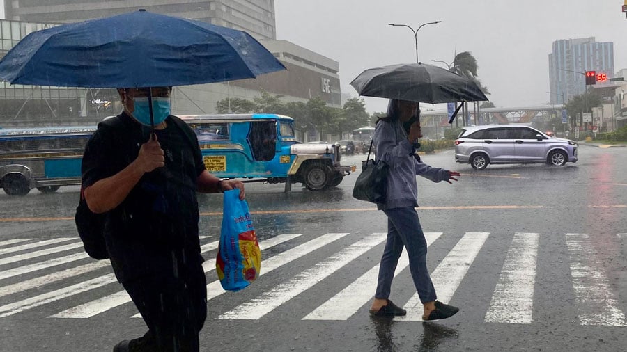 Cientos de miles de evacuados y vuelos cancelados ante el paso del supertifón Ragasa por Asia