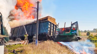 Incendio masivo tras colisión en Rusia: Maquinista y ayudante heridos por choque de tren y camión