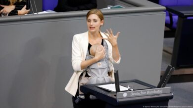 Diputada pronuncia discurso con su bebé y abre debate sobre cuidado infantil