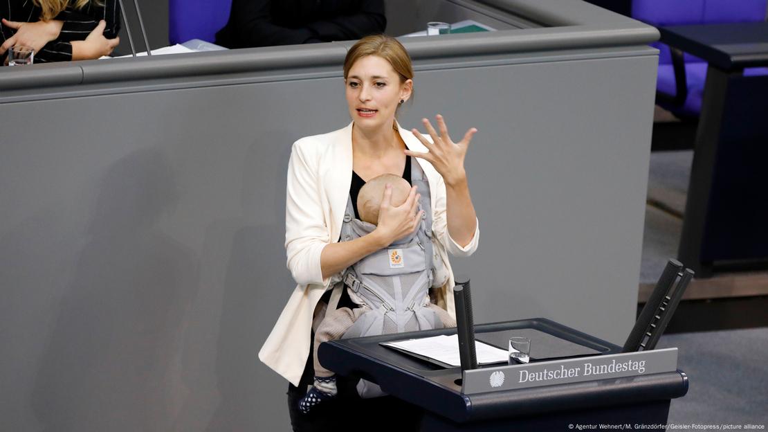 Diputada pronuncia discurso con su bebé y abre debate sobre cuidado infantil