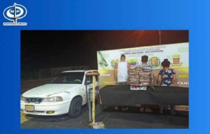 Condenados a 30 años de cárcel por transportar 24,4 kilos de droga en un vehículo