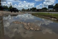 Desborde de aguas blanca en la entrada de Alto Guri acaba con la vialidad