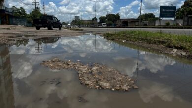 Desborde de aguas blanca en la entrada de Alto Guri acaba con la vialidad