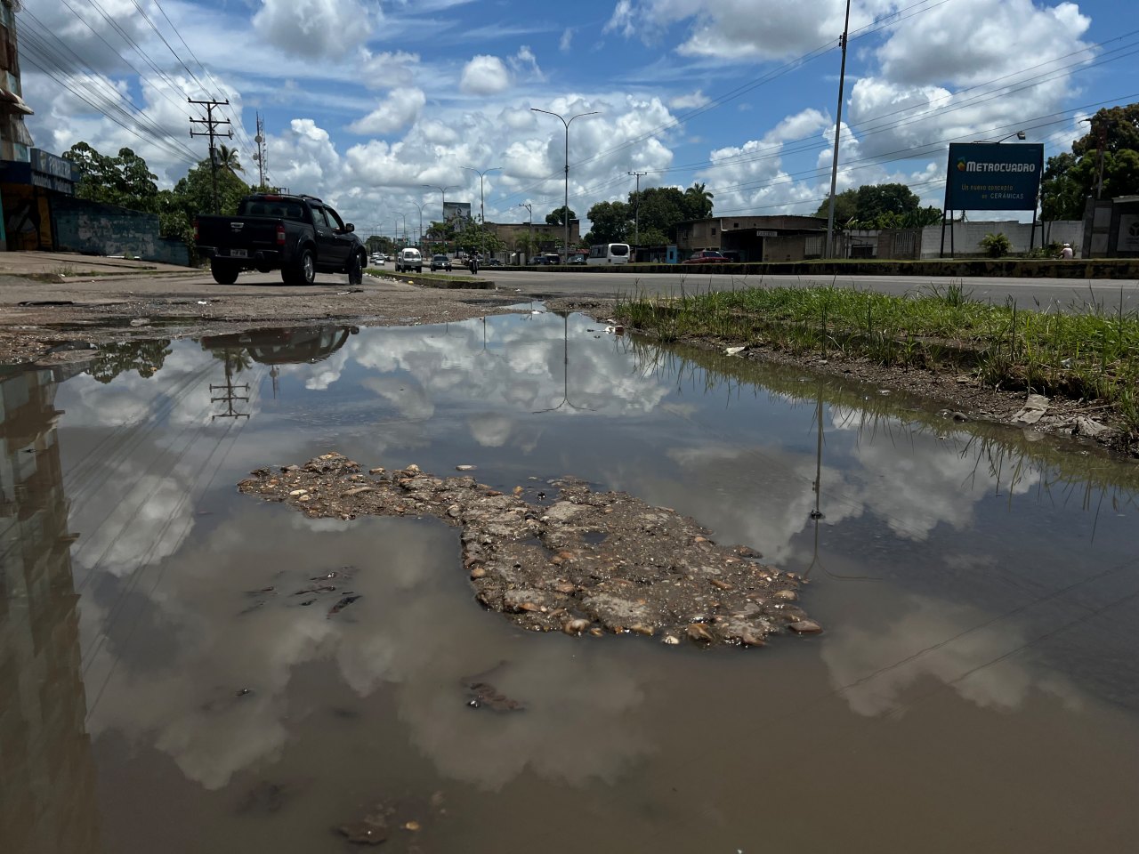Desborde de aguas blanca en la entrada de Alto Guri acaba con la vialidad