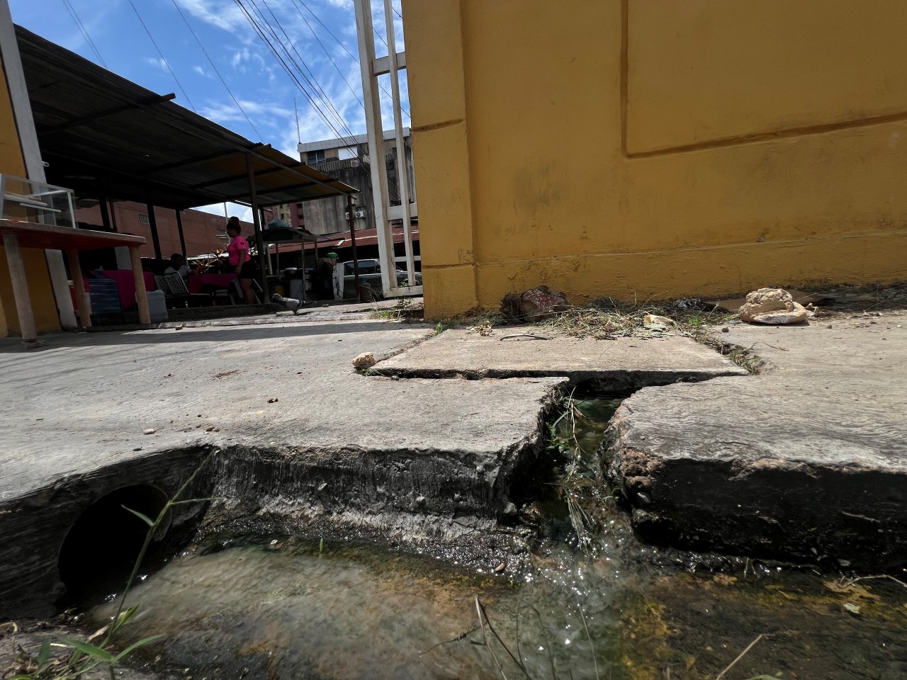 Comerciantes del Mercado de los buhoneros Juncal afectados por desborde de cloacas