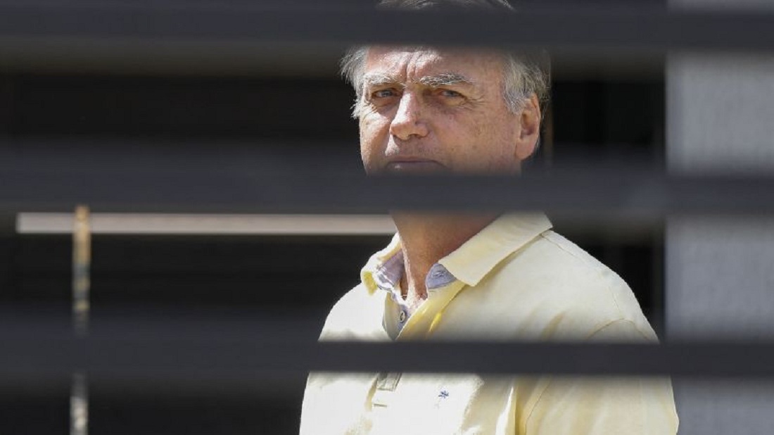 Bolsonaro sale temporalmente de prisión domiciliaria para procedimiento médico