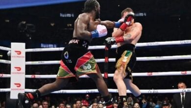 "Canelo" Álvarez pierde sus títulos ante un histórico Terence Crawford