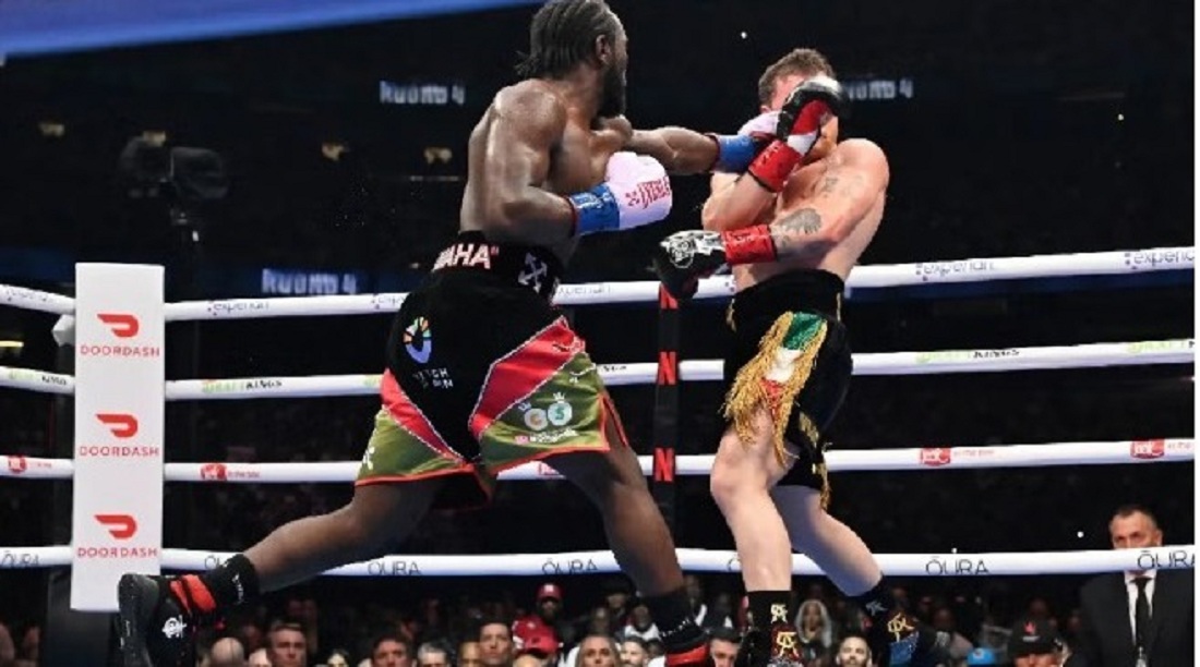 "Canelo" Álvarez pierde sus títulos ante un histórico Terence Crawford