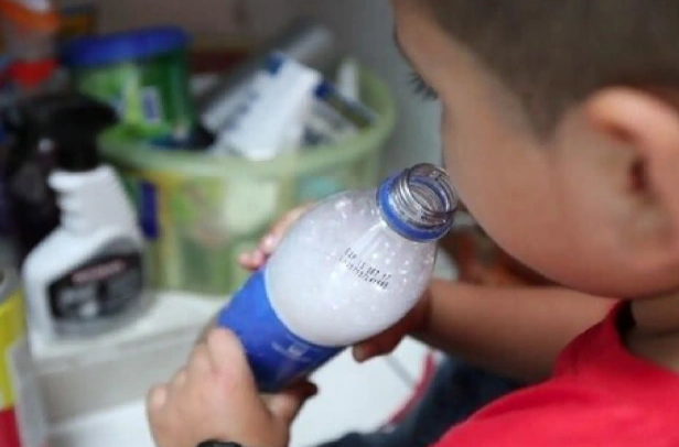Muere un niño de tres años tras ingerir veneno guardado en una botella de refresco