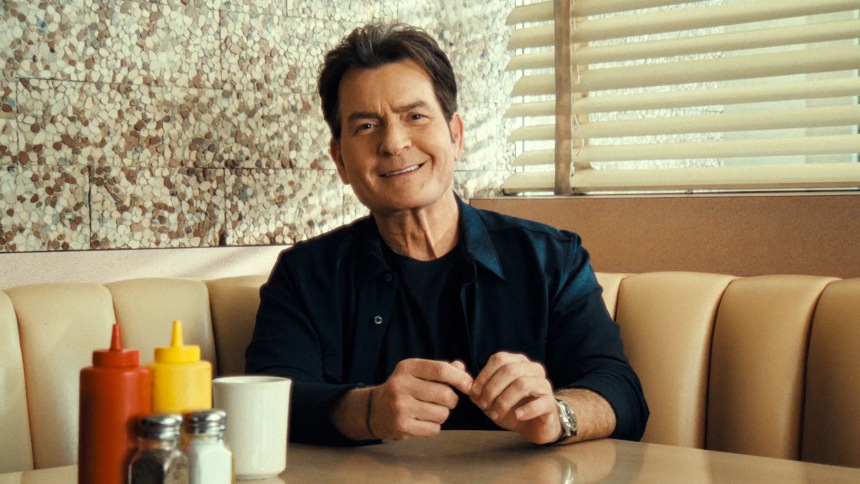 Charlie Sheen revela que pagó millones en extorsiones tras su diagnóstico de VIH