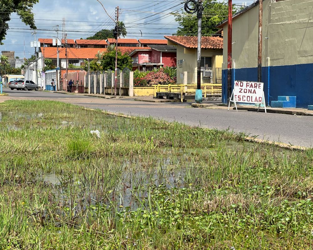 Denuncian desborde de cloacas en la avenida Fuerzas Armadas de Maturín