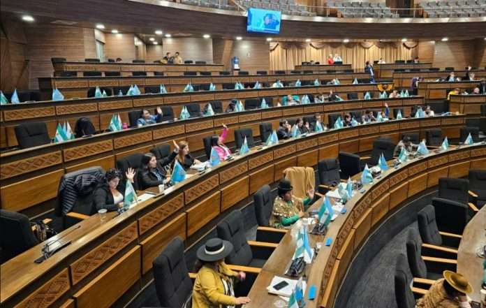 Bolivia prohíbe el matrimonio y la unión libre de menores de edad