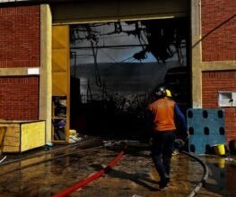 Dos de siete galpones fueron consumidos por las llamas en Barcelona