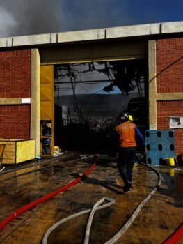 Dos de siete galpones fueron consumidos por las llamas en Barcelona