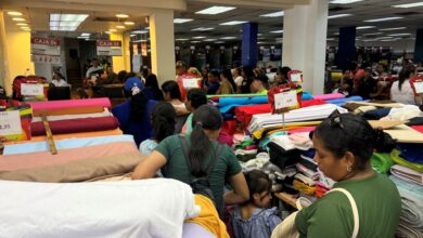 Devotos de Vallita continúan comprando telas para confeccionar sus vestidos