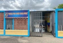 Padres reportan falta de pupitres en la escuela María Teresa Gómez del sector Doña Menca