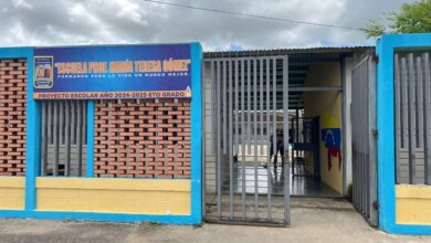 Padres reportan falta de pupitres en la escuela María Teresa Gómez del sector Doña Menca