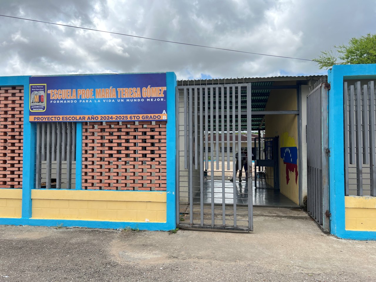 Padres reportan falta de pupitres en la escuela María Teresa Gómez del sector Doña Menca