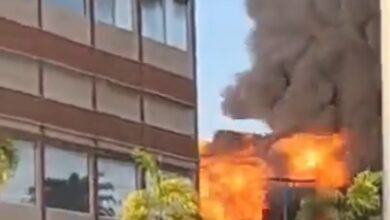 Evacúan a vecinos por incendio que consume varios galpones en Anzoátegui