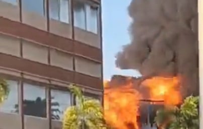 Evacúan a vecinos por incendio que consume varios galpones en Anzoátegui