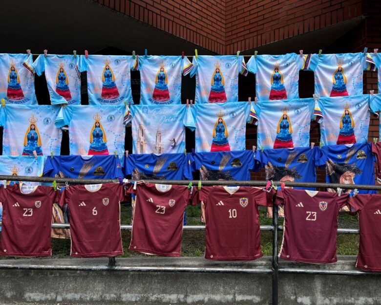 Vendedores de franelas llegan desde el Táchira con camisas de La Vinotinto y de Vallita