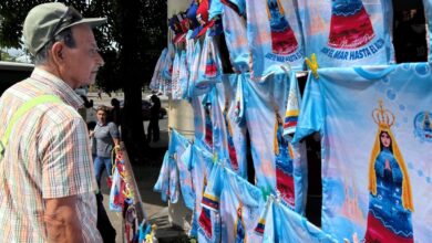 Vendedores de franelas llegan desde el Táchira con camisas de La Vinotinto y de Vallita