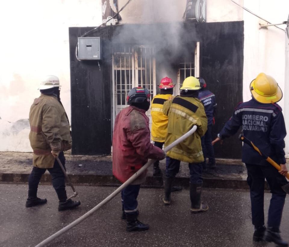 Incendio en San Carlos, Cojedes, afecta a varios comercios y una residencia