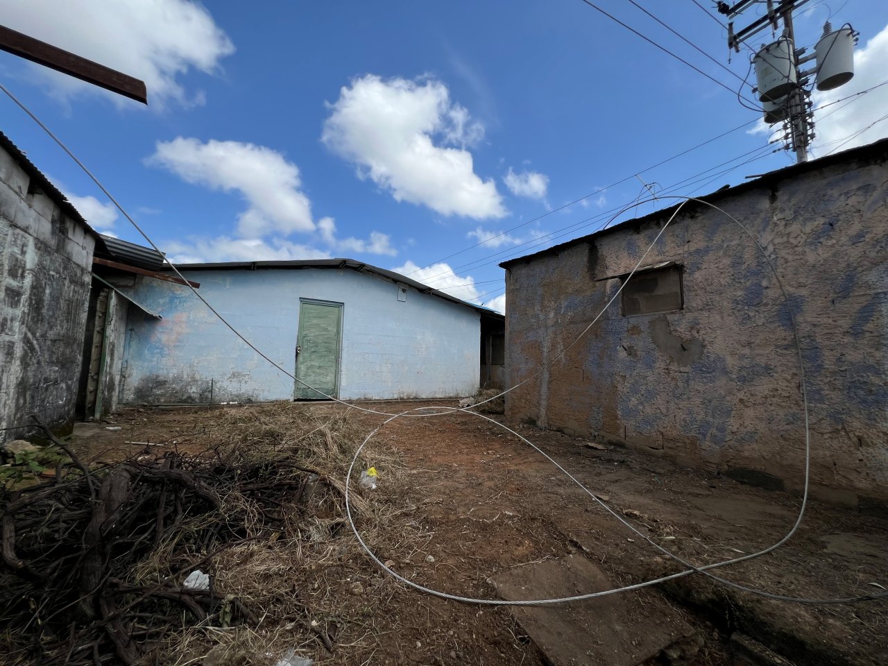 Más de 24 horas sin luz tienen vecinos de Los Godos por explosión de transformadores