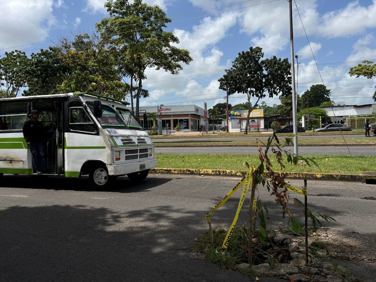 Peligroso hueco afecta canal de servicio en la avenida Raúl Leoni de Maturín