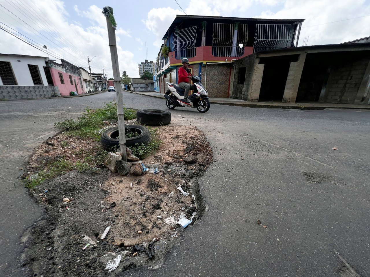 Más de cinco meses sin reparar tiene cráter en la calle Cumaná de Maturín