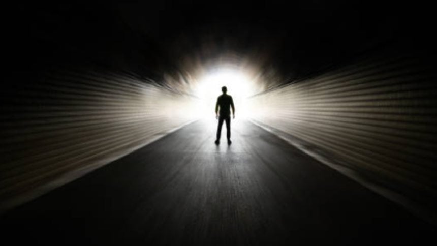 La ciencia explica por qué las experiencias cercanas a la muerte incluyen luces, túneles y seres queridos