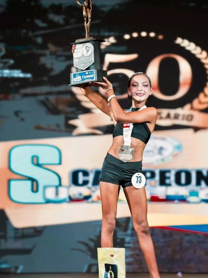 Mía Salazar gana medalla de Oro en el Campeonato Sudamericano IFBB de Fitness