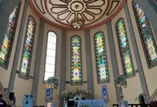 Párroco de la Catedral gestiona restauración de vitral destruido por ventolera