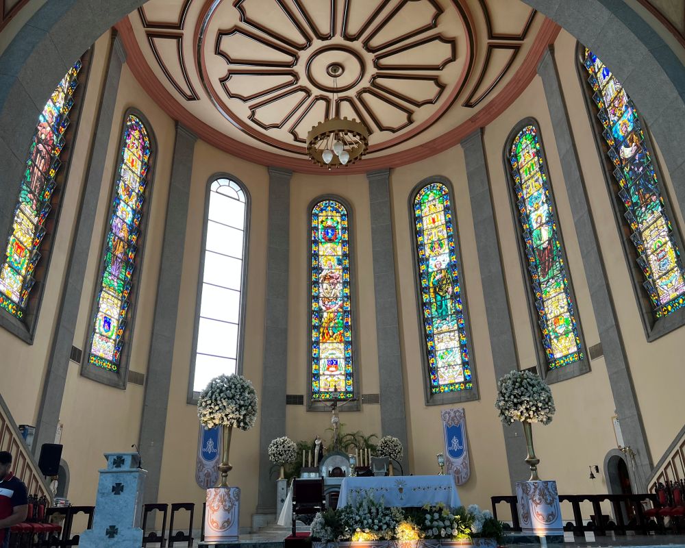 Párroco de la Catedral gestiona restauración de vitral destruido por ventolera