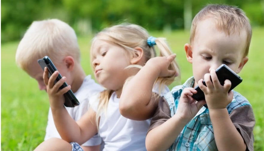 Pediatras alertan sobre déficits en el habla por uso de pantallas en niños