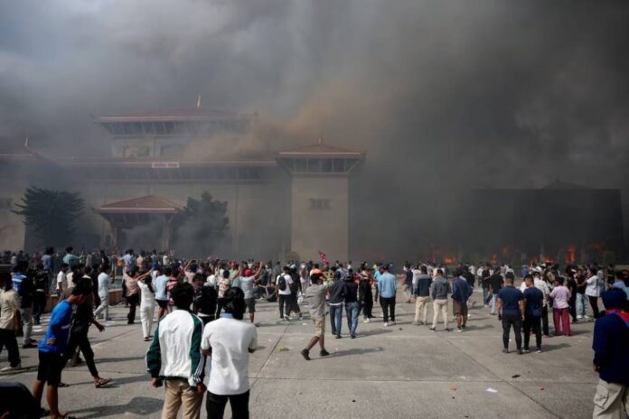 Muere la esposa de un exprimer ministro nepalí tras ser incendiada por manifestantes