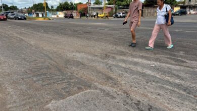 Conductores denuncian mal estado de la carretera en el semáforo de Las Cayenas