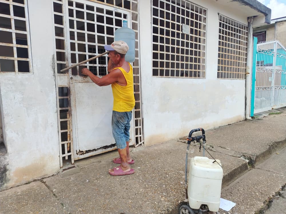 En agonía viven los habitantes de Los Cortijos ante la Falta del Servicio del agua.
