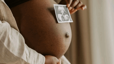 Estudio científico vincula una bacteria intestinal con el riesgo de parto prematuro.