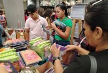 Gran afluencia de padres realizando compras para el regreso a clases.