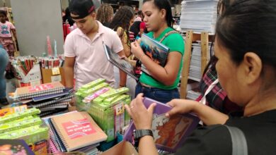Gran afluencia de padres realizando compras para el regreso a clases.
