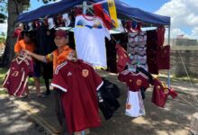 Leve aumento en las ventas de franelas de la Vinotinto en buhoneros viajeros en Maturín