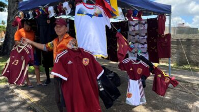Leve aumento en las ventas de franelas de la Vinotinto en buhoneros viajeros en Maturín