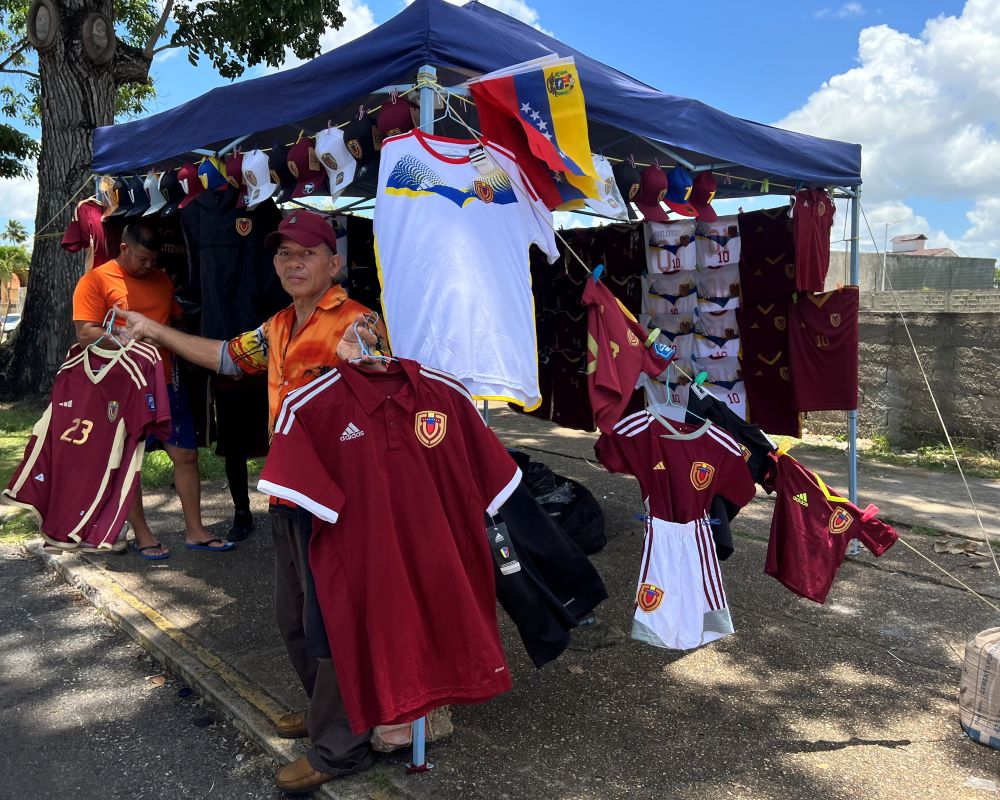 Leve aumento en las ventas de franelas de la Vinotinto en buhoneros viajeros en Maturín