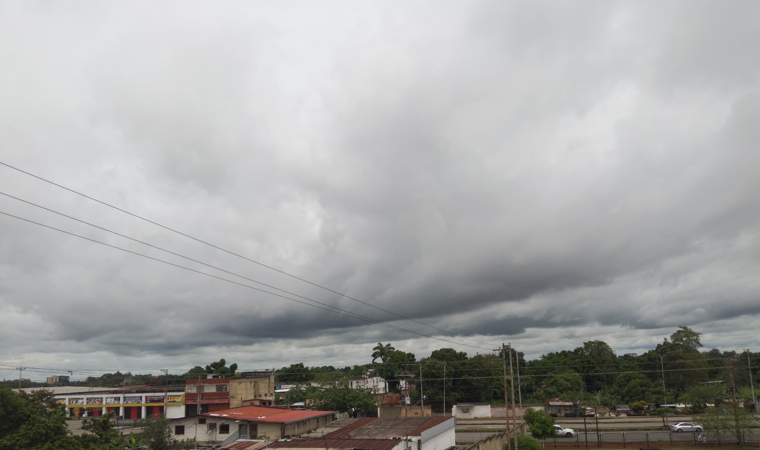 Onda tropical N.°33 traerá fuertes precipitaciones y descargas eléctricas a Venezuela